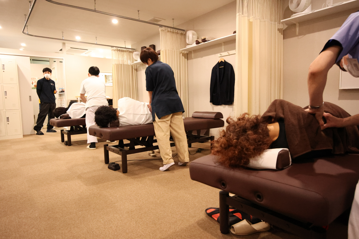 マッサージをしている人々