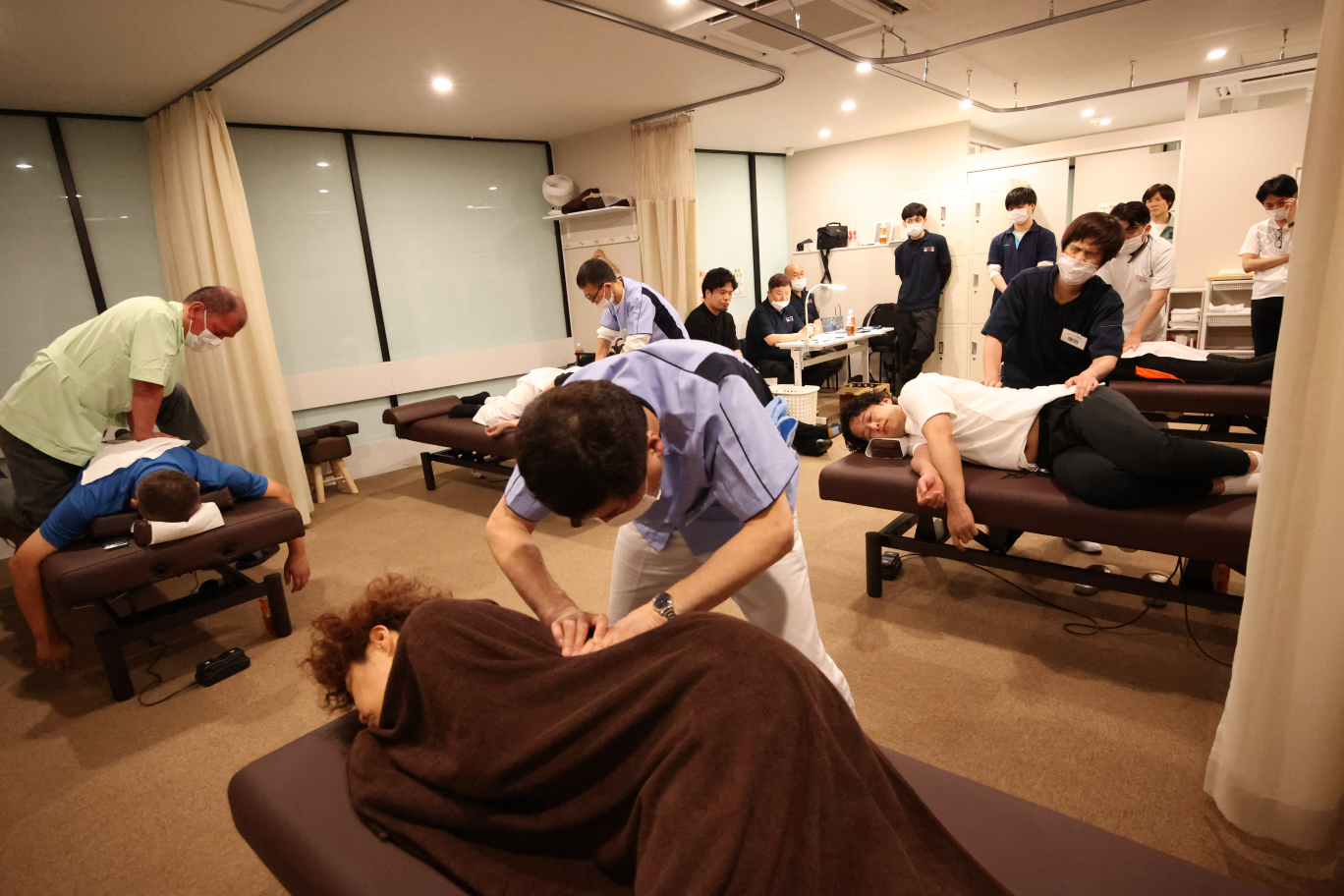 マッサージをしている人々