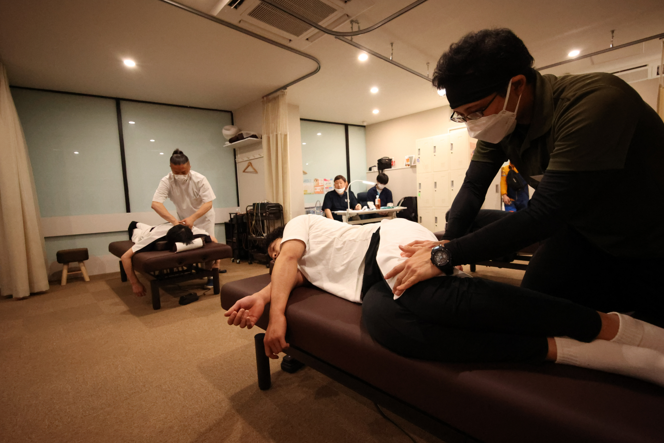 マッサージをしている人々