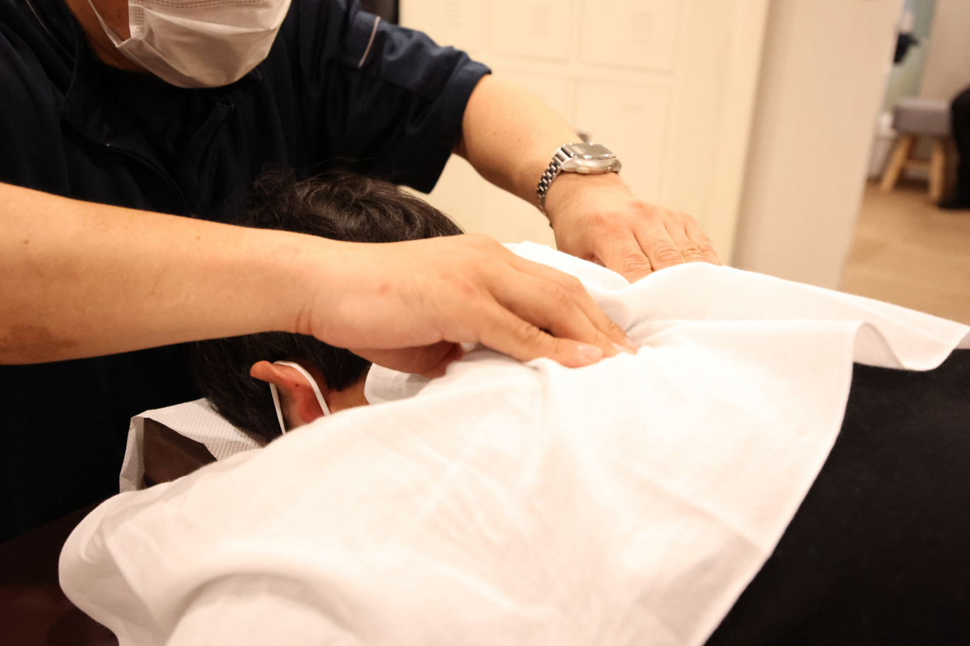 肩を揉んでいる選手