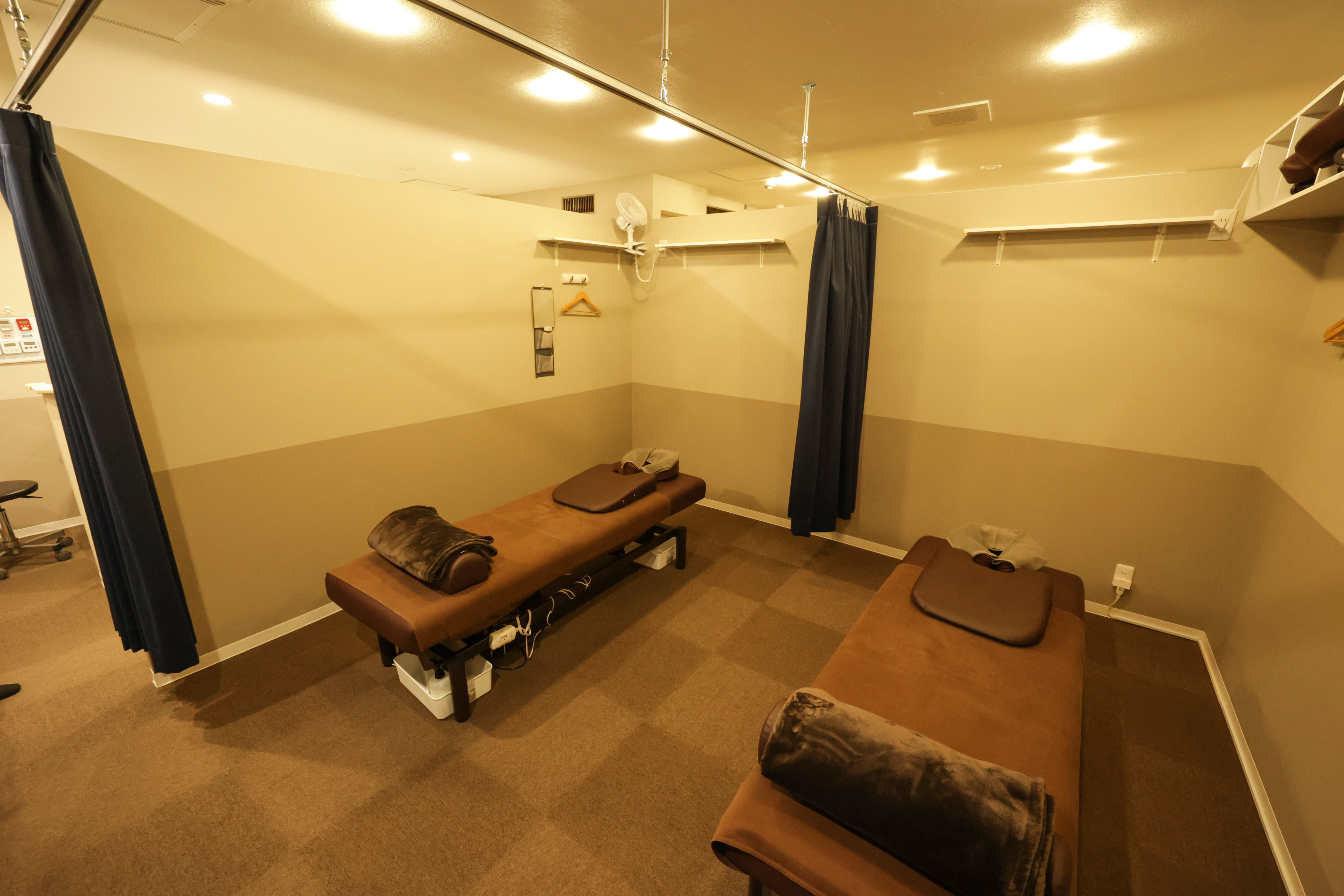 明るい照明の施術室