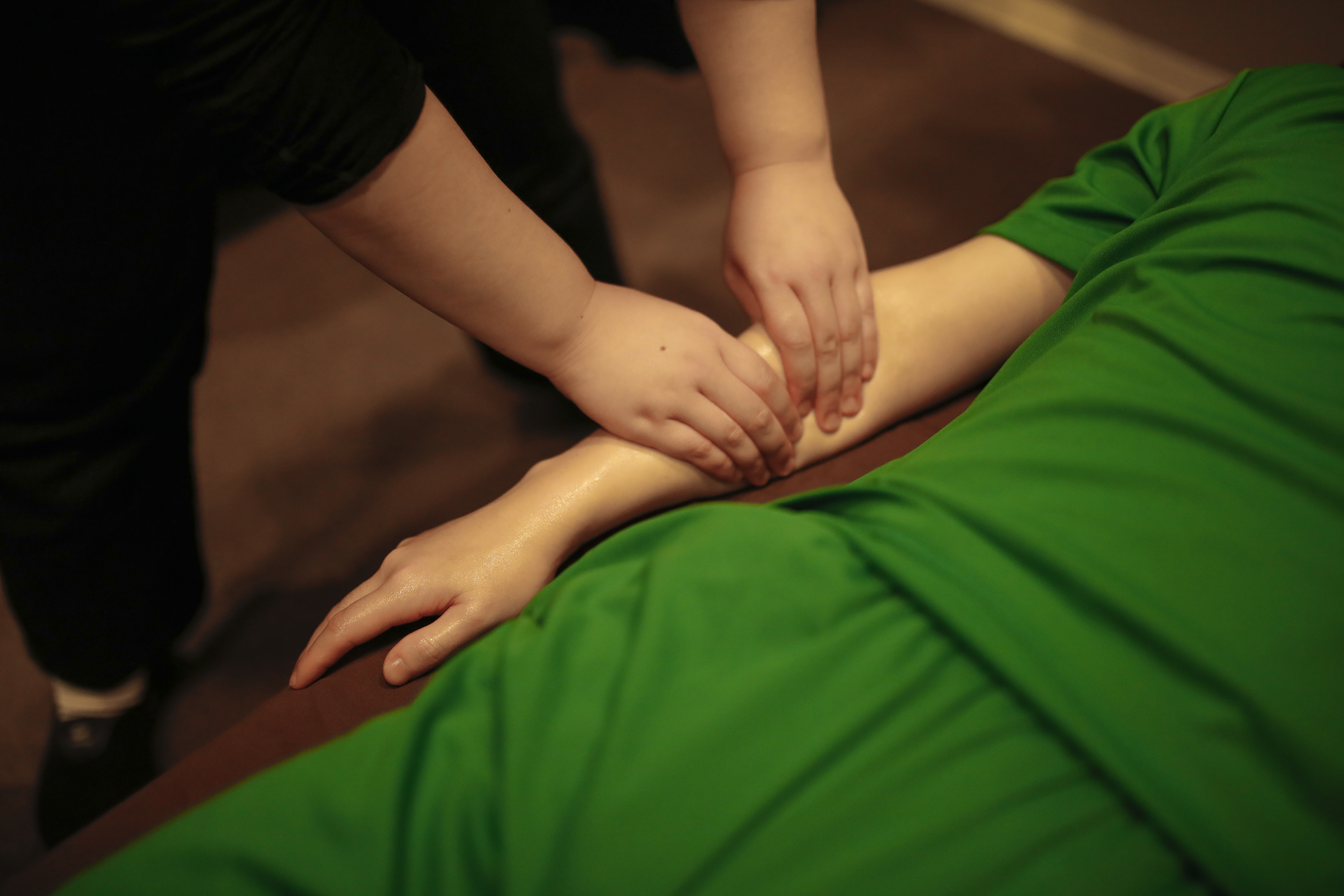 マッサージグランプリで揉まれる審査員2