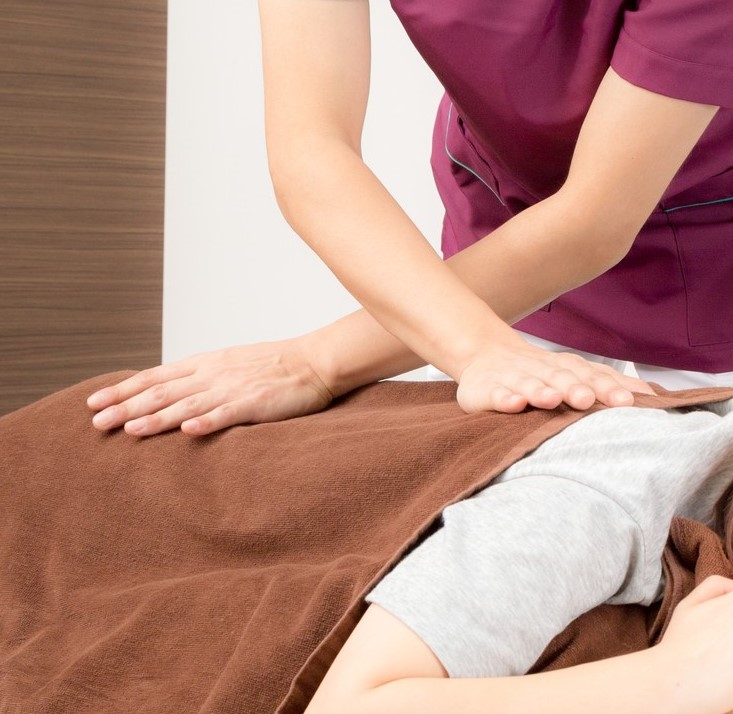 手をクロスさせ揉んでいる