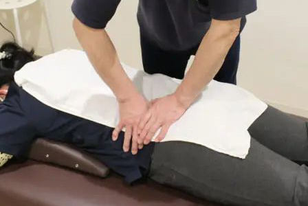 布越しに腰揉み