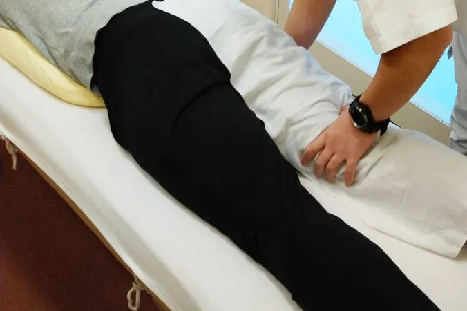 足を揉んでいる