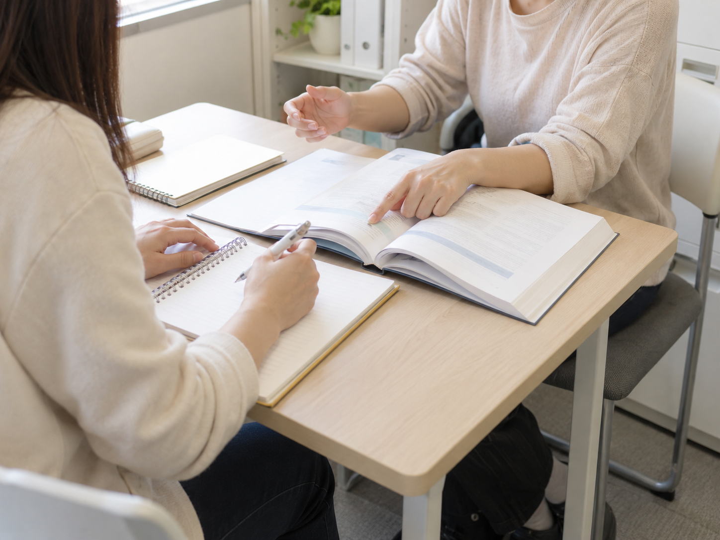 休憩時間にテーブルで資格の勉強をする人の手元